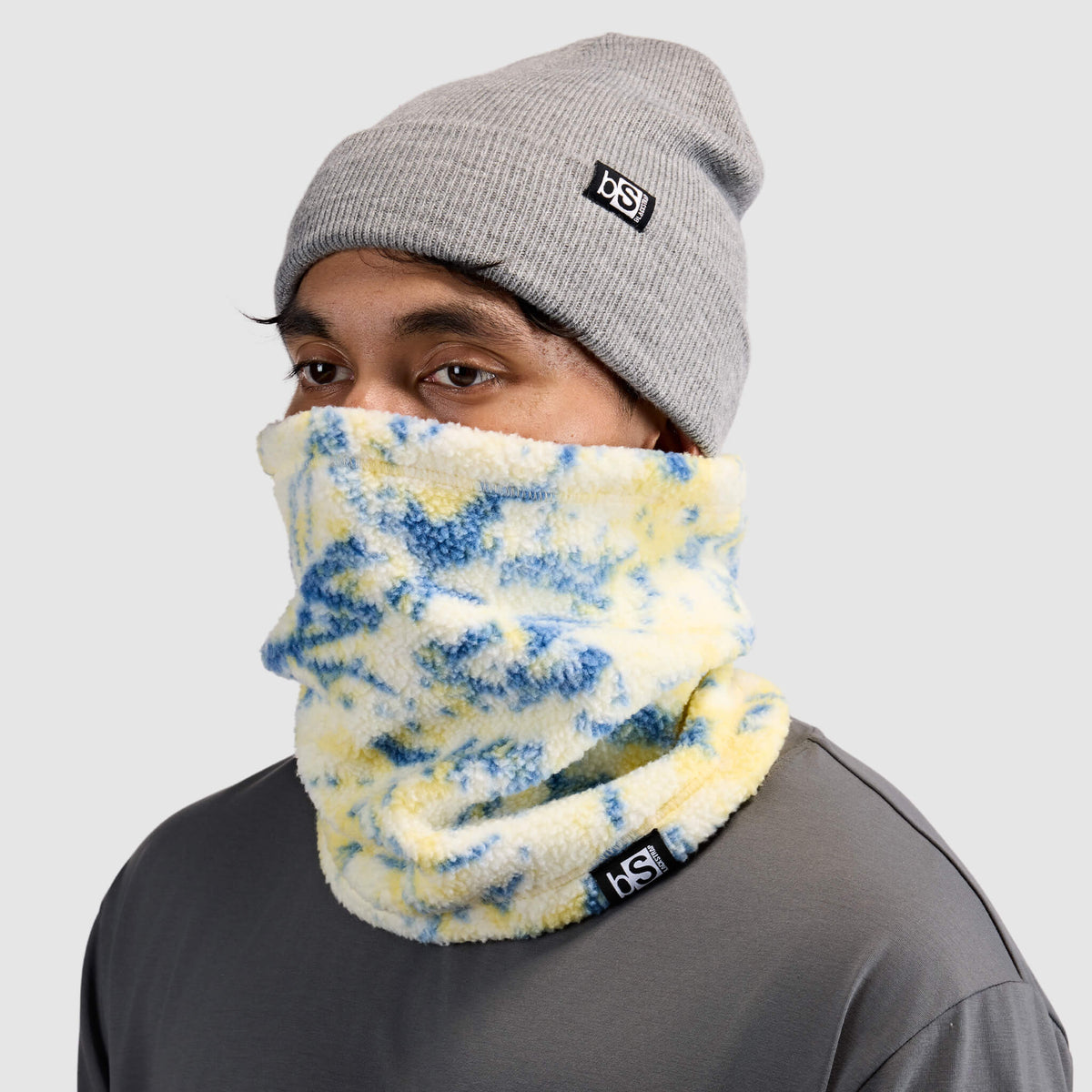 BlackStrap Caldera Sherpa Fleece Tube Neck Gaiter Pulse Orion worn by a man with a beanie #color_pulse orion