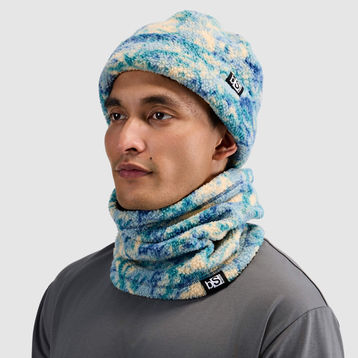 BlackStrap Caldera Sherpa Fleece Tube Neck Gaiter Pulse Deschutes worn by a man with a fleece beanie #color_pulse deschutes